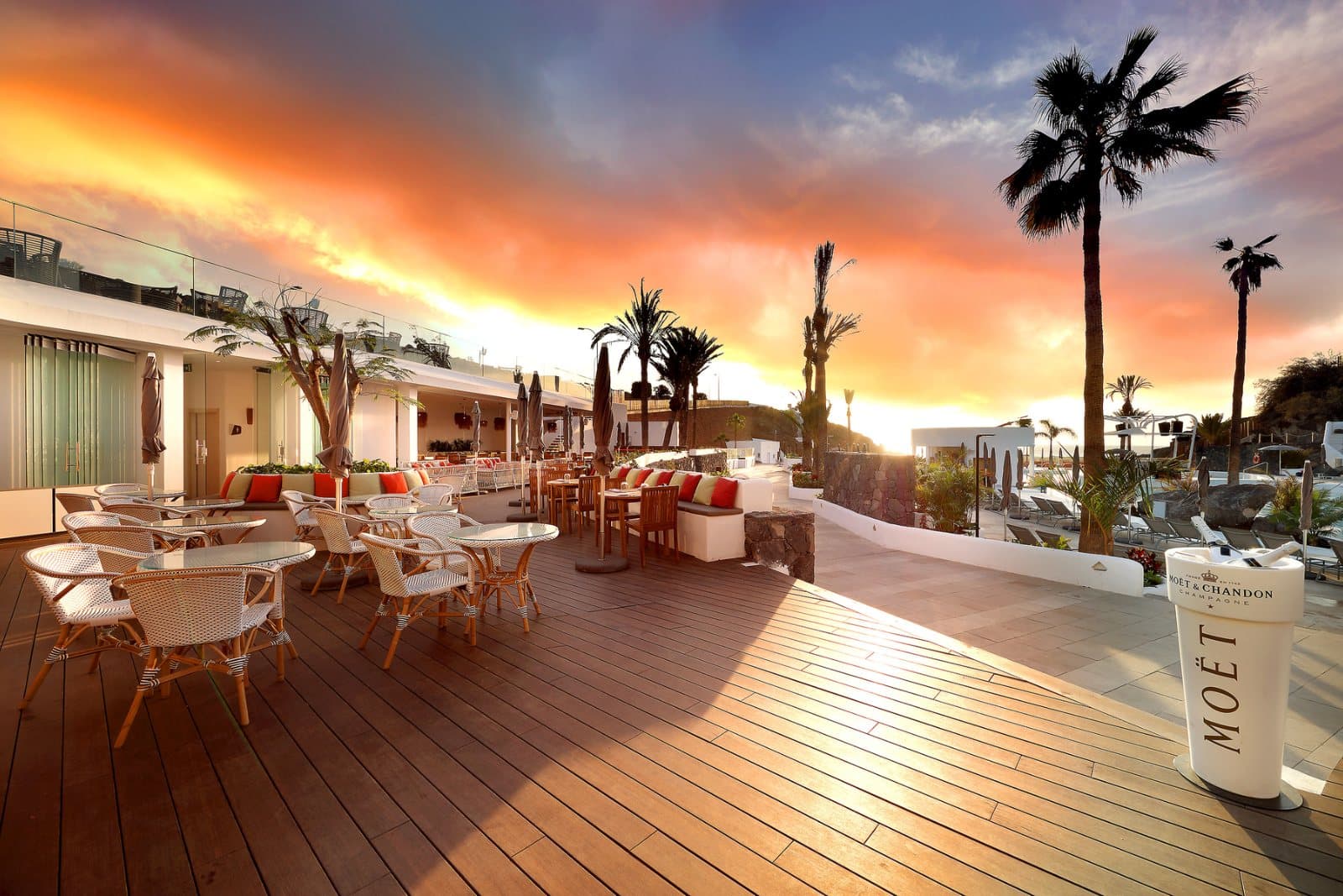 Portada de The Beach Club