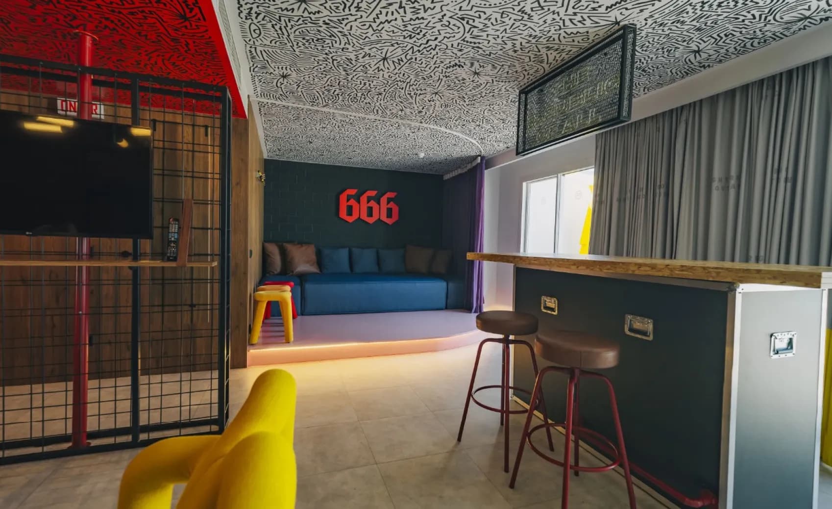 Portada de Room 666
