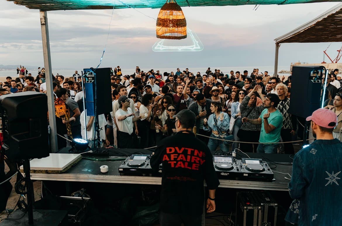FREE OPEN AIR BEACH PARTY: Lost Invites Innuendo at Platja Del Fòrum