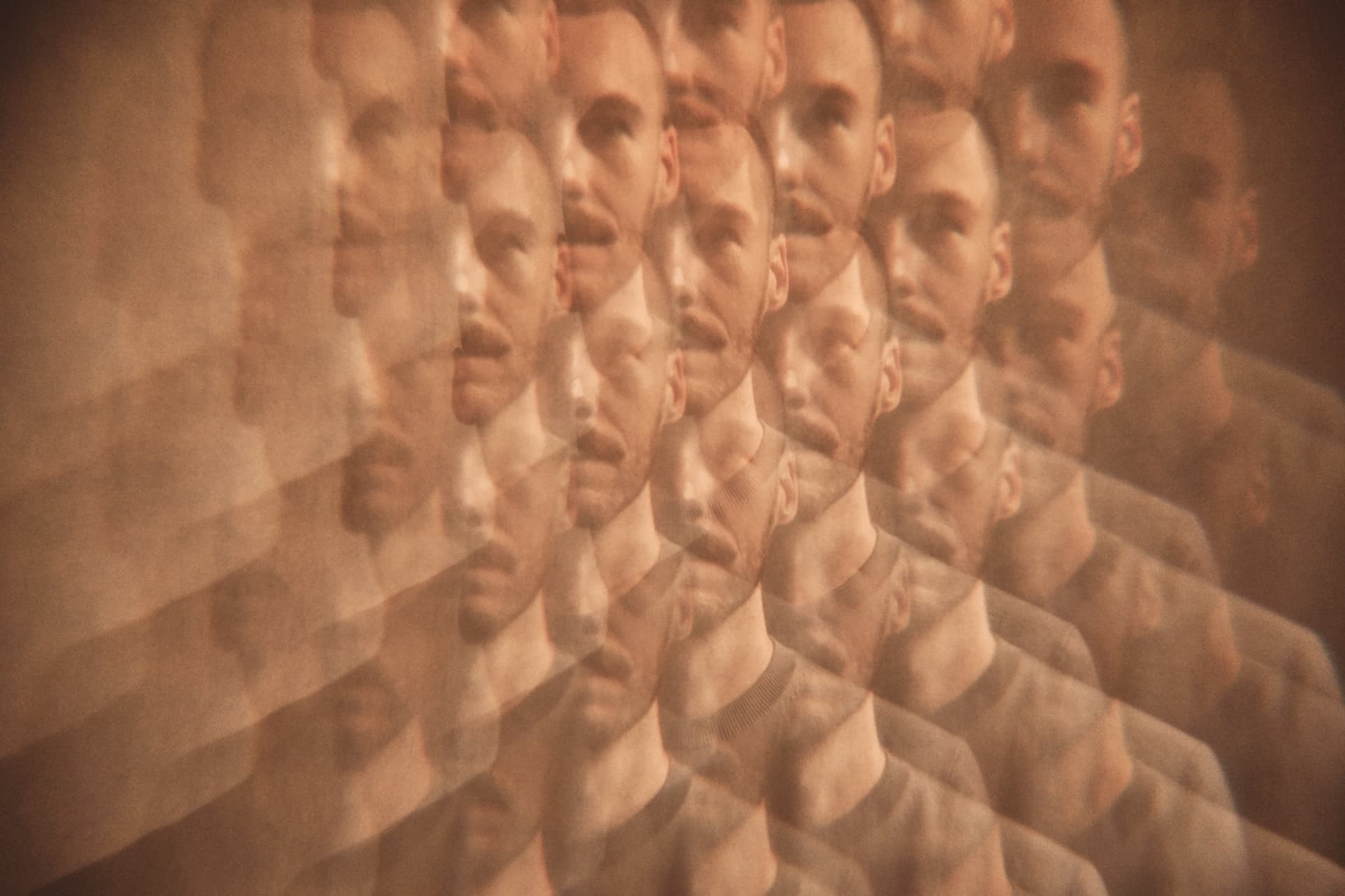 Refracted, Tiago, Amulador