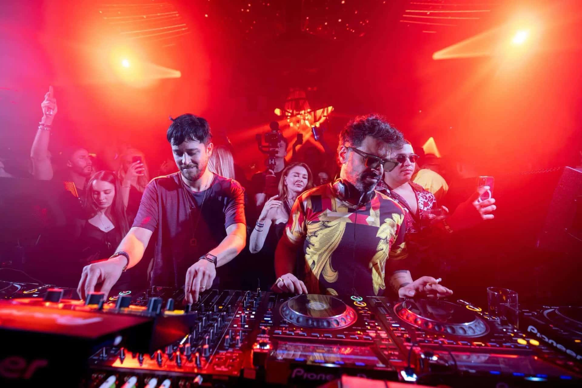 Line-up oficial de Bedouin y Saga en Club Chinois 2026