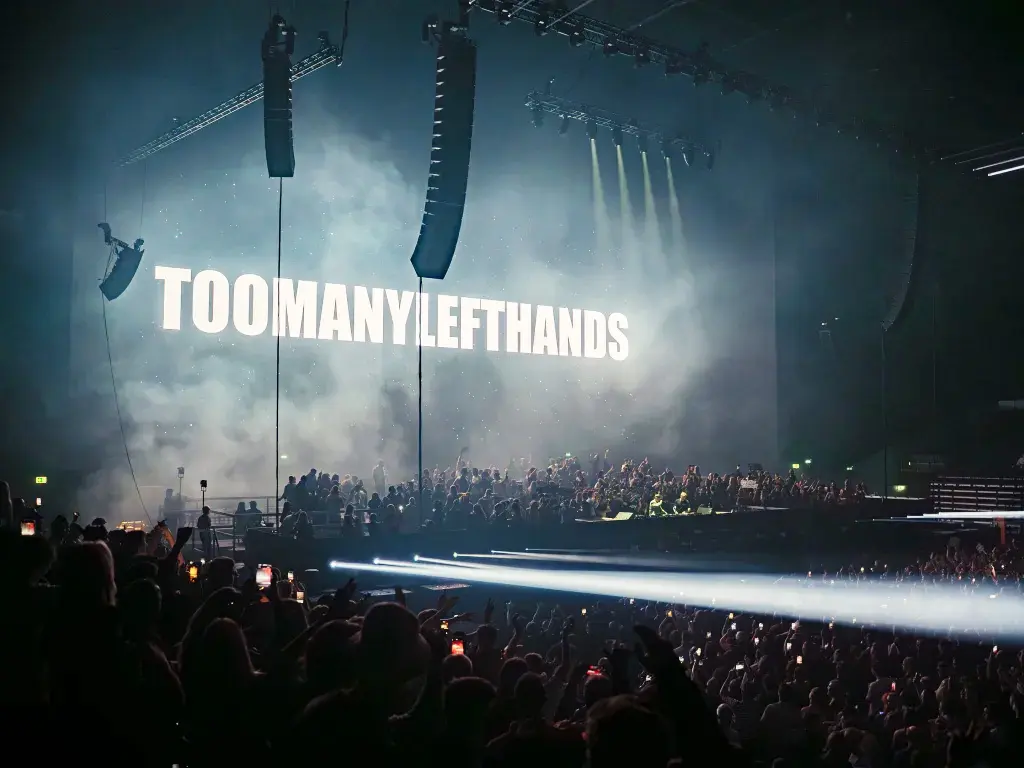 Absen y TooManyLeftHands: hito visual en el Royal Arena
