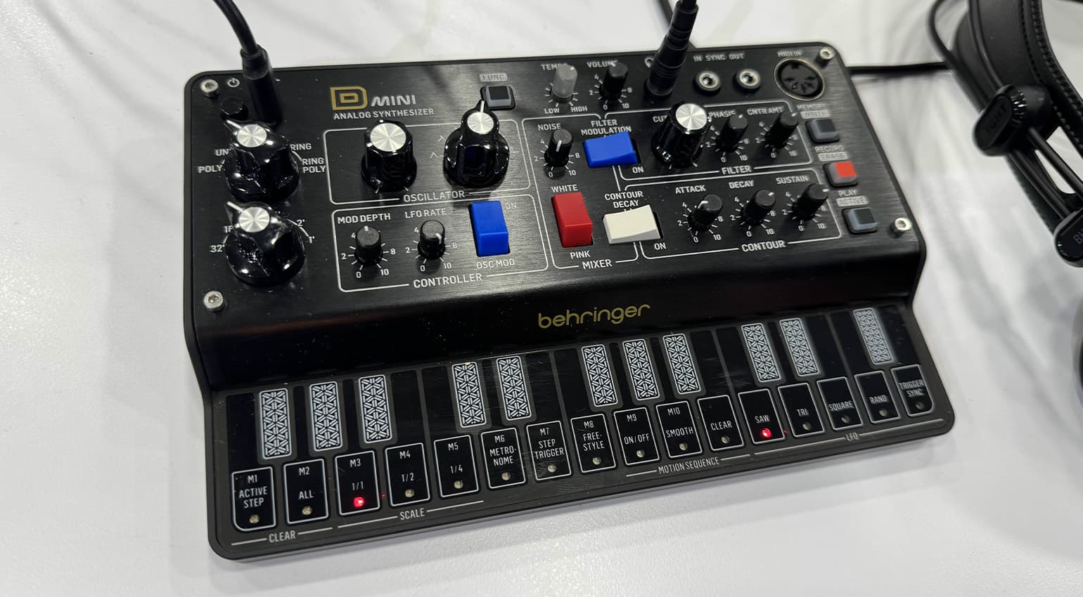 Behringer D MINI: The portable Minimoog clone in detail