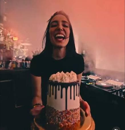 Amelie Lens se emociona ante 15.000 fans por su cumpleaños