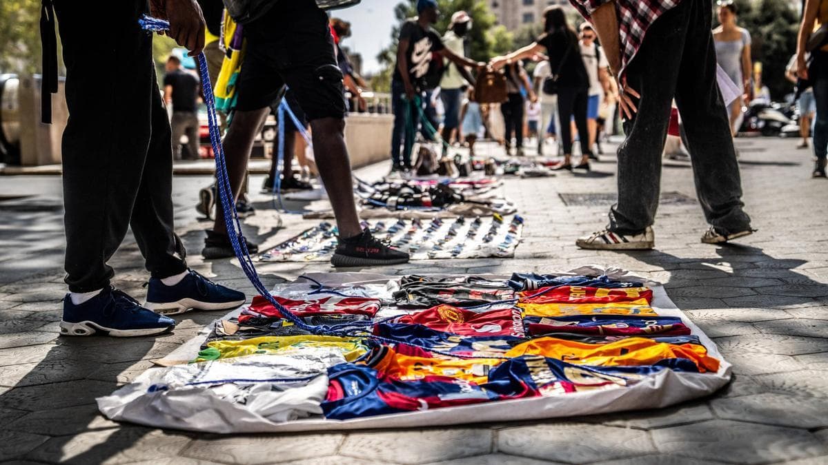 Multas de 150€ por comprar a vendedores en playas de Ibiza