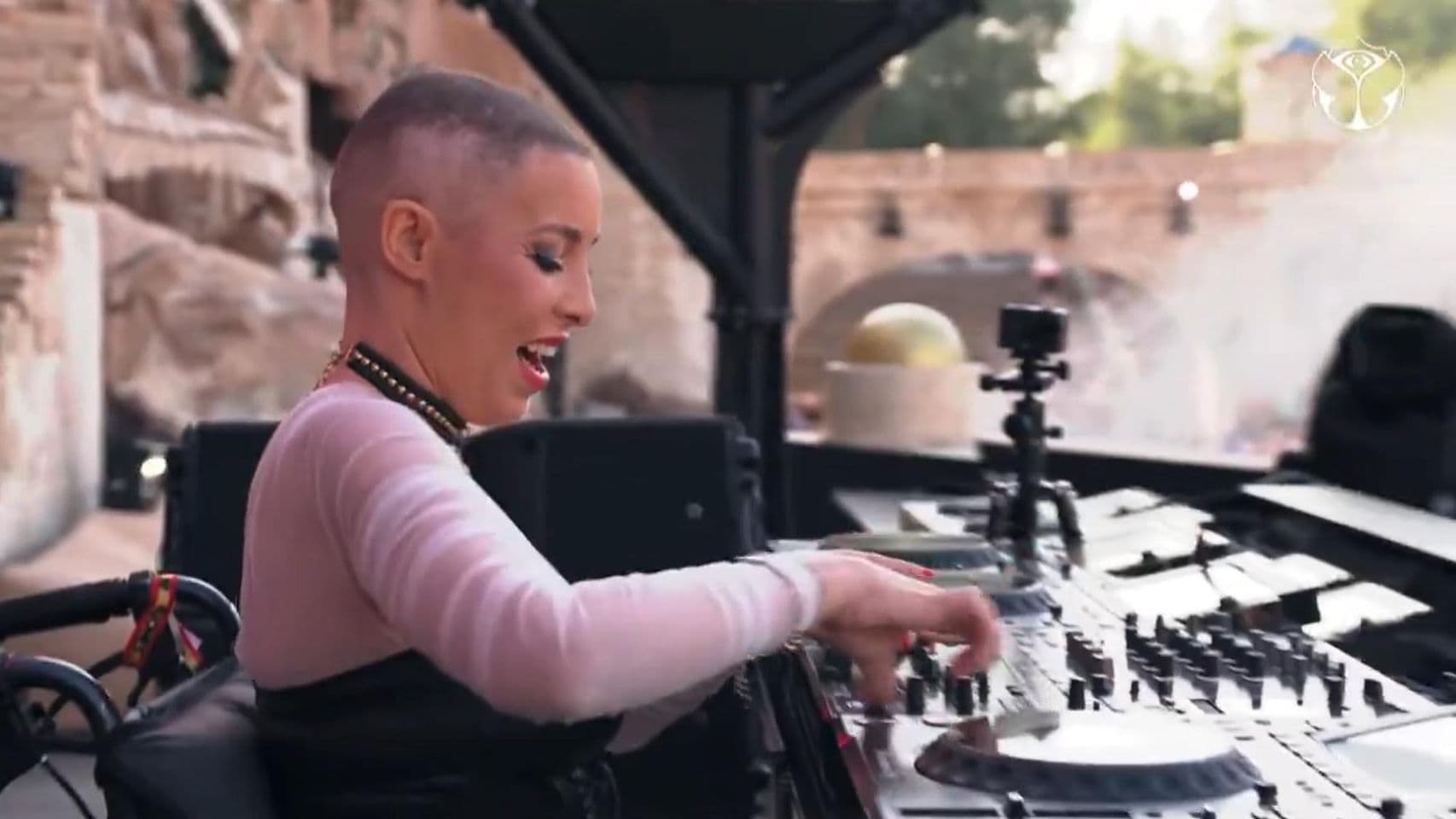 B Jones returns to Tomorrowland after overcoming cancer