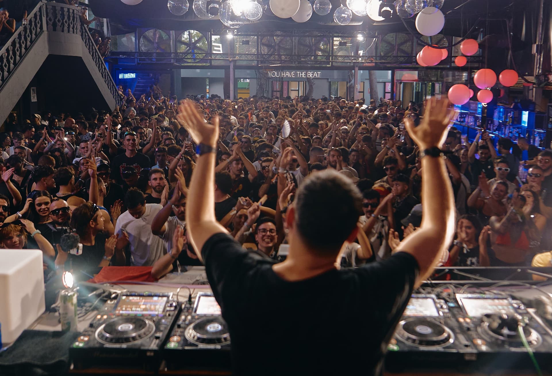 Disfruta de la Summer de Metro Dance Club